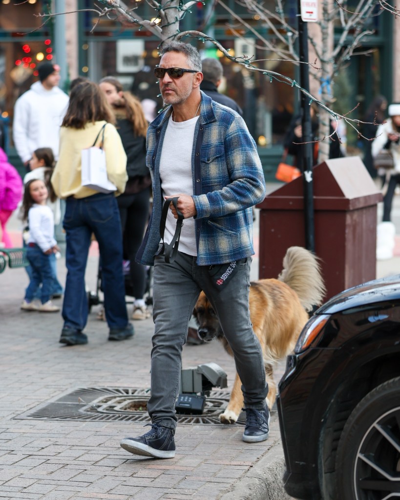 Mauricio Umansky walking a service dog while Christmas shopping with family.