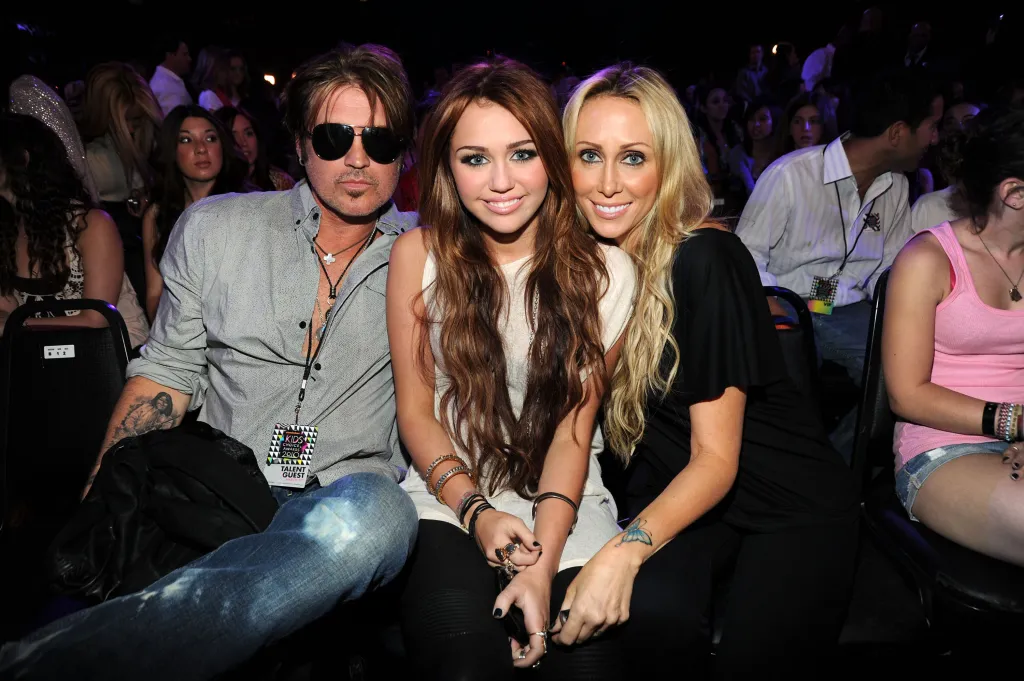 Billy Ray Cyrus, Miley Cyrus, and Tish Cyrus attend the 23rd Annual Kids' Choice Awards.