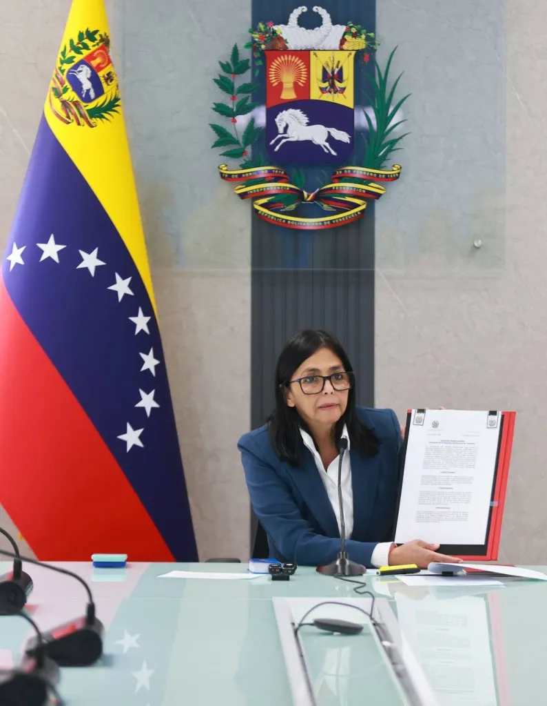 Delcy Rodríguez, Executive Vice President of the Republic, speaks while holding documents.