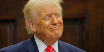 ‘Grandpa’s posting AI slop’: Trump ripped for photo of Dem scarfing burger in burning city