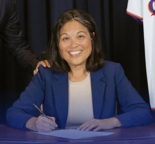 Julie Su signing documents.