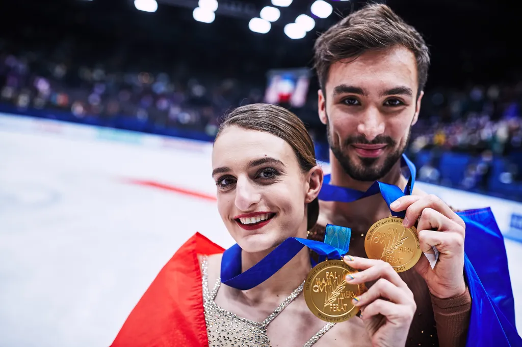Gabriella Papadakis and Guillaume Cizeron displaying their gold medals at the 2022 ISU World Figure Skating Championships.