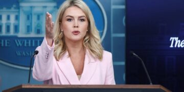 White House press room veteran sticks it to Karoline Leavitt’s ‘sycophants and clowns’
