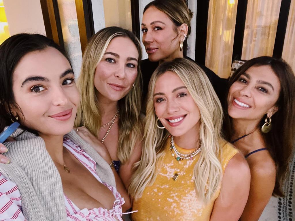 Hilary Duff and four friends smiling for a selfie.