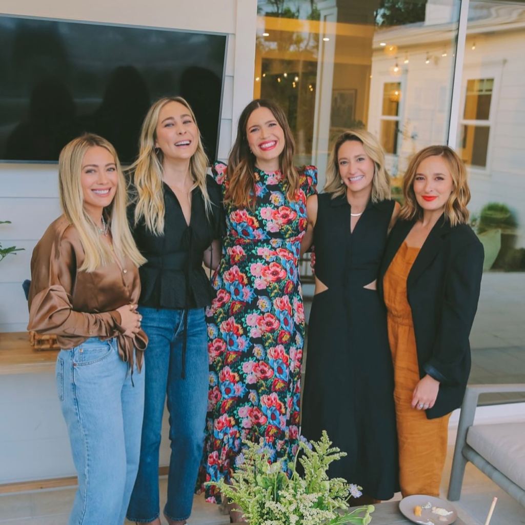 Five women, including Hilary Duff and Mandy Moore, posing for a photo.