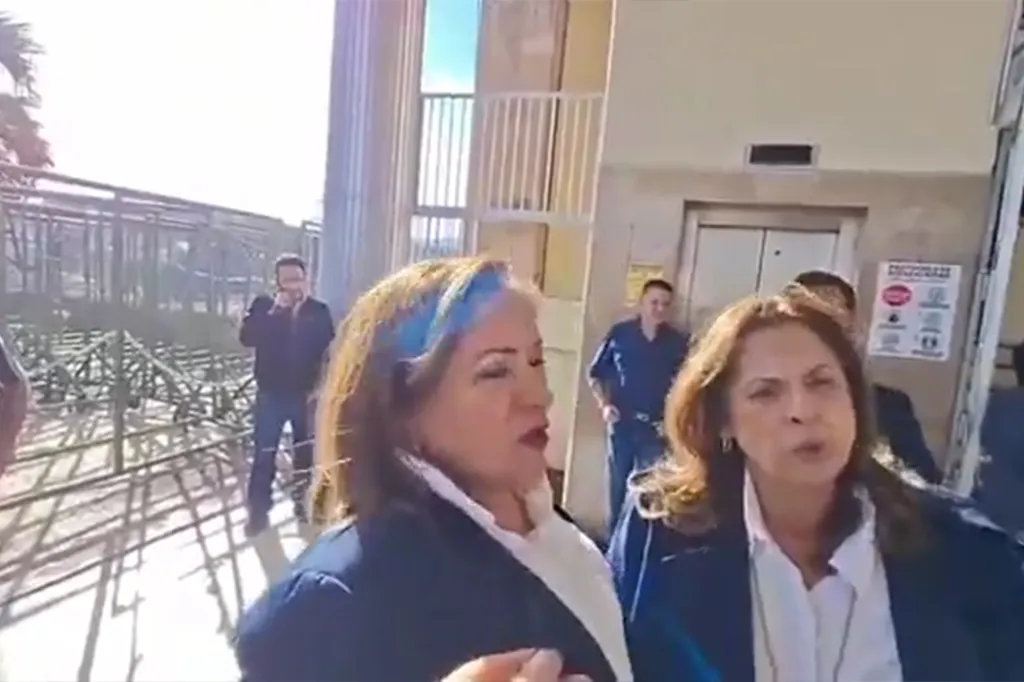 Gladys Aurora López and other opposition congressmen speaking outside of the congress building.