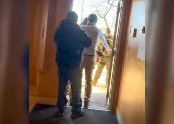 Video shows ICE agents trying force entry into Ecuador’s consulate in Minneapolis