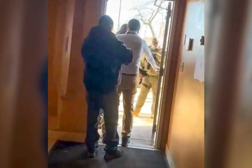 Video shows ICE agents trying force entry into Ecuador’s consulate in Minneapolis