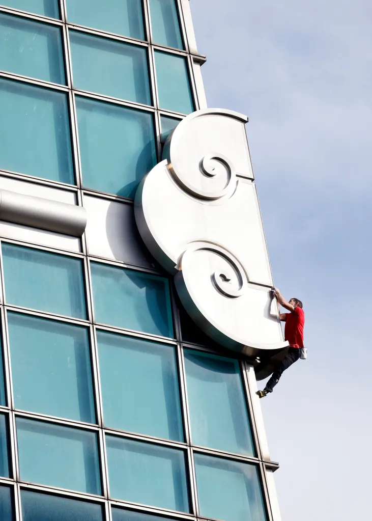 Alex Honnold reached the top of 1,667-foot tower about 90 minutes after he started.