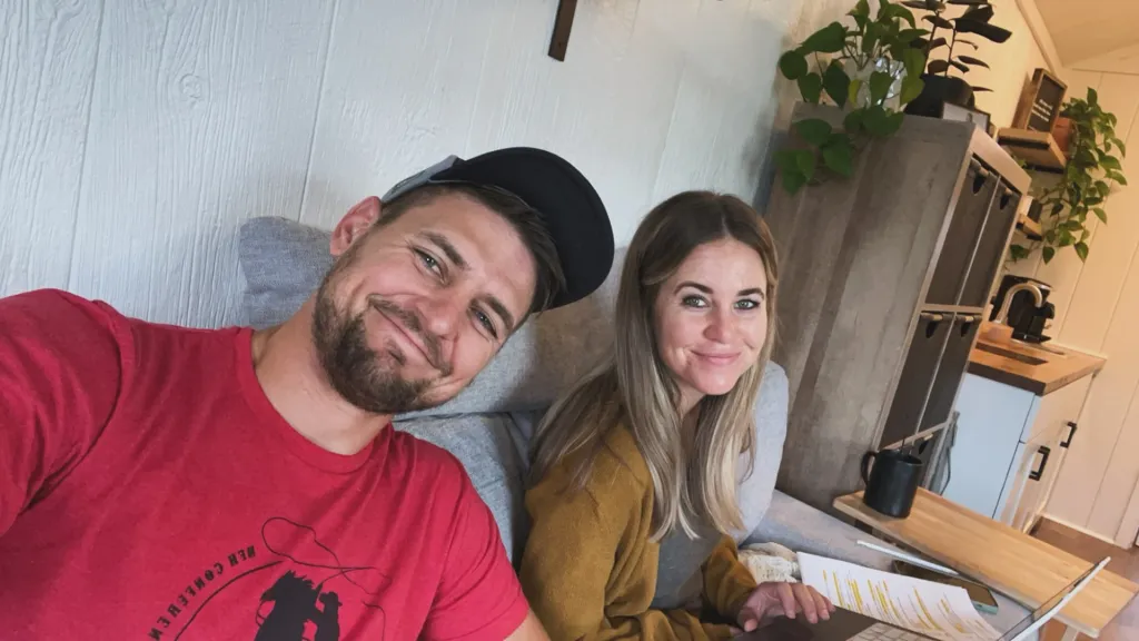 Jana Duggar and Stephen Wissmann sitting on a couch.