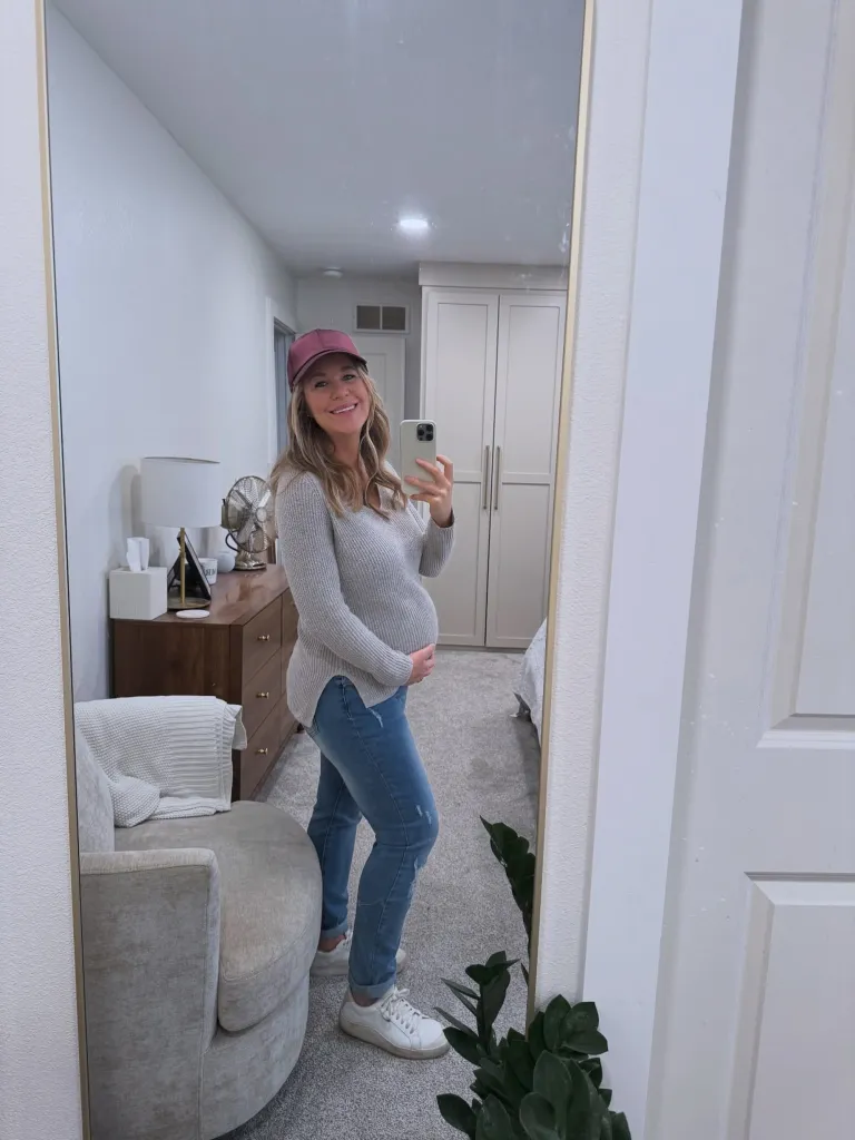 Jana Duggar takes a mirror selfie showing her pregnant belly.