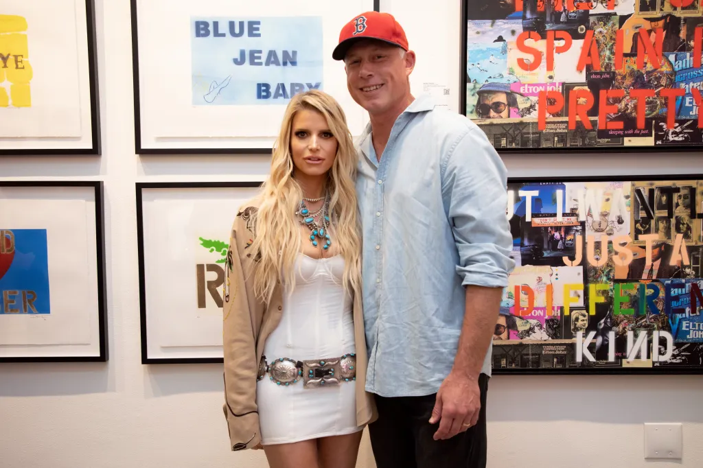 Jessica Simpson and Eric Johnson standing in front of art pieces.