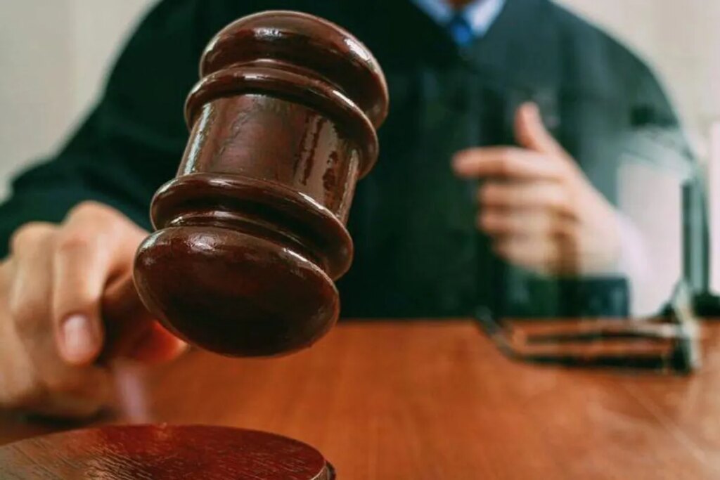 Defiant 98-year-old judge takes fight to Supreme Court after mental fitness suspension