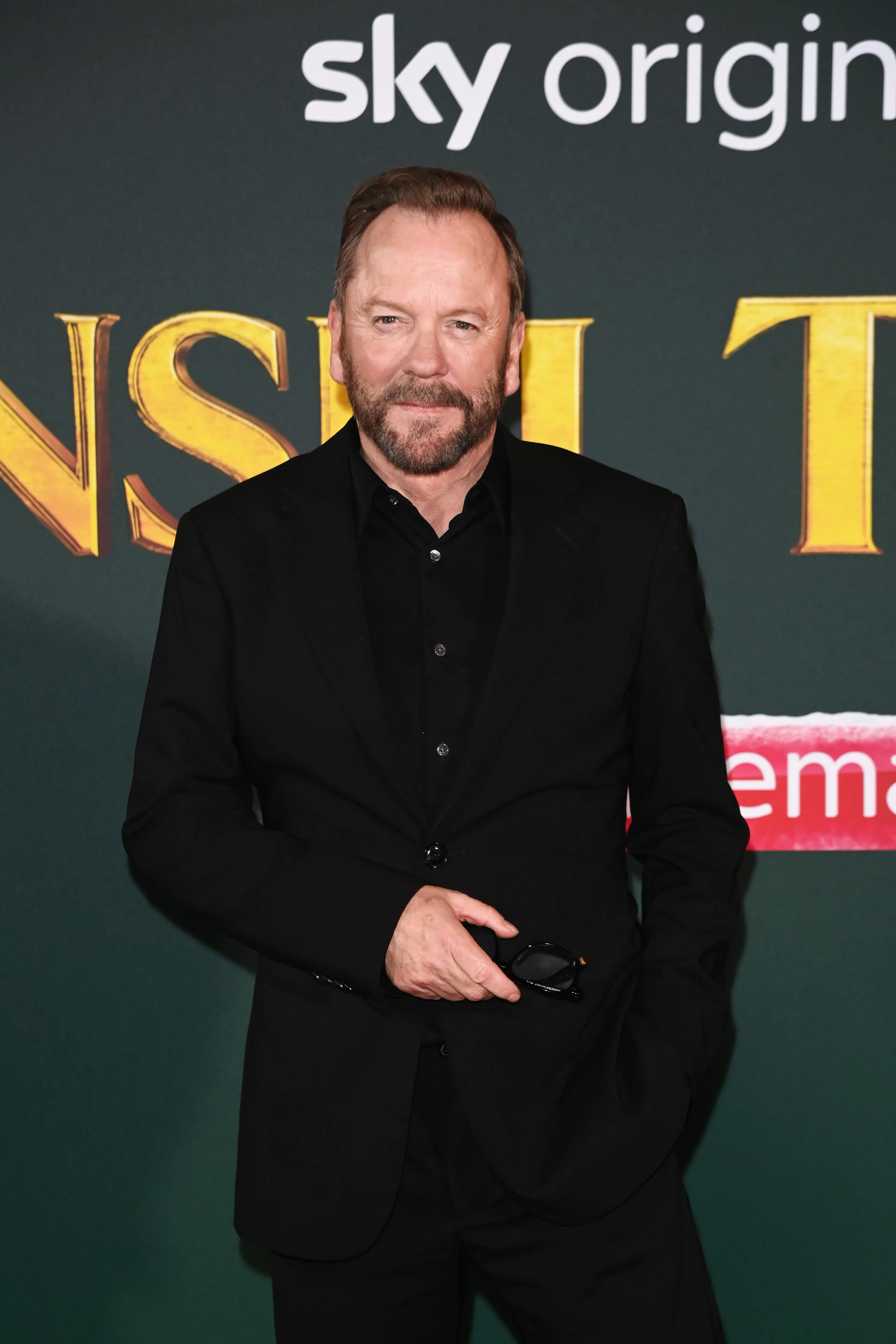 Kiefer Sutherland posing at the 