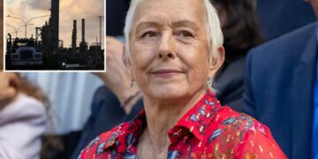 Tennis legend Martina Navratilova supports sanctioning US companies that take Venezuelan oil