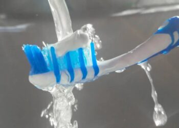 Dear Abby: I saw a woman brush her teeth at a high-end restaurant table