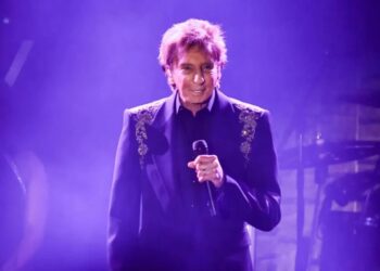 Barry Manilow shares good news with fans after revealing cancer diagnosis
