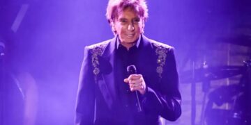 Barry Manilow shares good news with fans after revealing cancer diagnosis