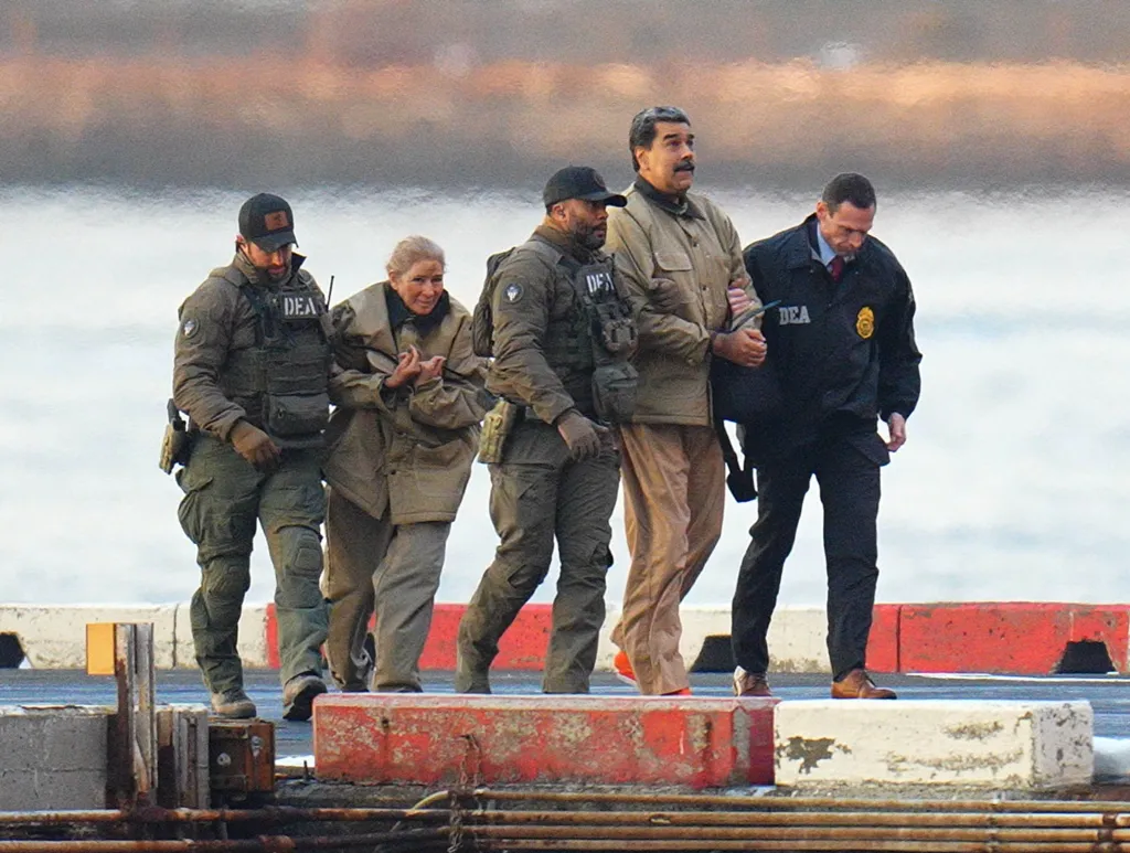 Nicolas Maduro and Cilia Flores arriving in Manhattan with DEA agents.