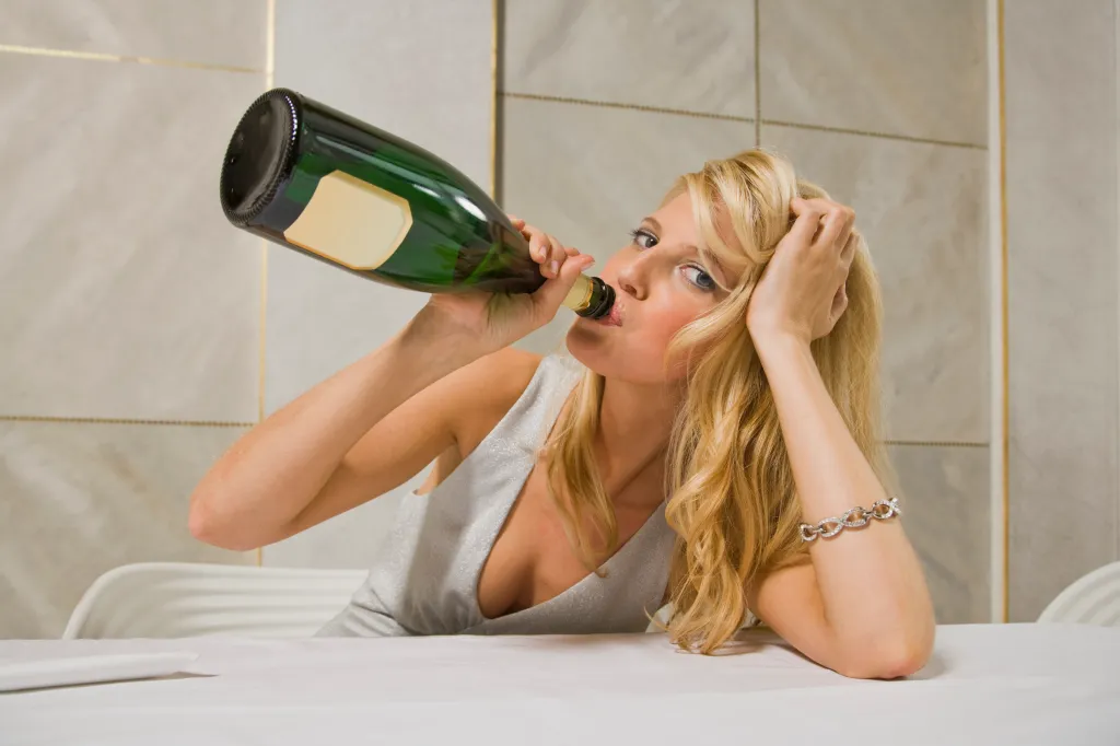 Heavy lifetime drinking was associated with a 25% higher overall CRC risk and nearly double the risk of rectal cancer. Moderate lifetime drinking had a lower overall CRC risk.