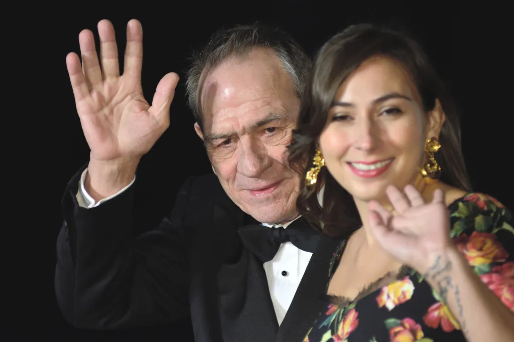 Tommy Lee Jones and Victoria Jones waving.