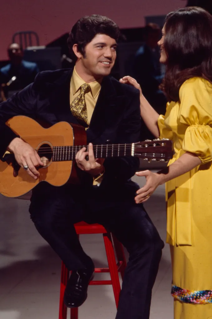 Guy Hovis and Ralna English performing together on 