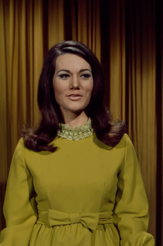 Ralna English performing.