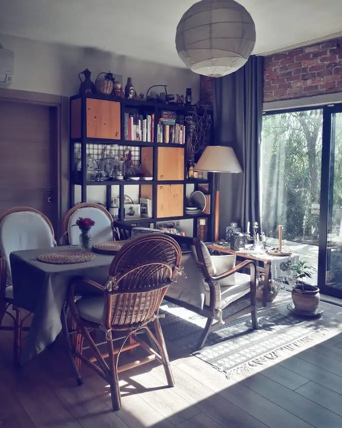 Cakir resides here with his family -- and beyond his need for silence, they also enjoy a nice layout with space for modern furnishings.