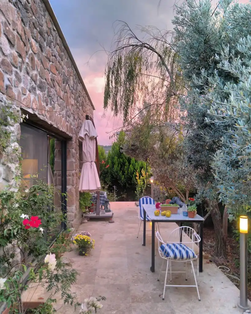 Cakir's use of natural materials in the design blend well with the surrounding landscape.