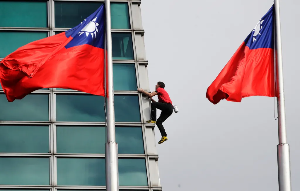 Rock climber Alex Honnold, of the U.S., performs a free solo climb of the Taipei 101 skyscraper in Taipei, Taiwan,