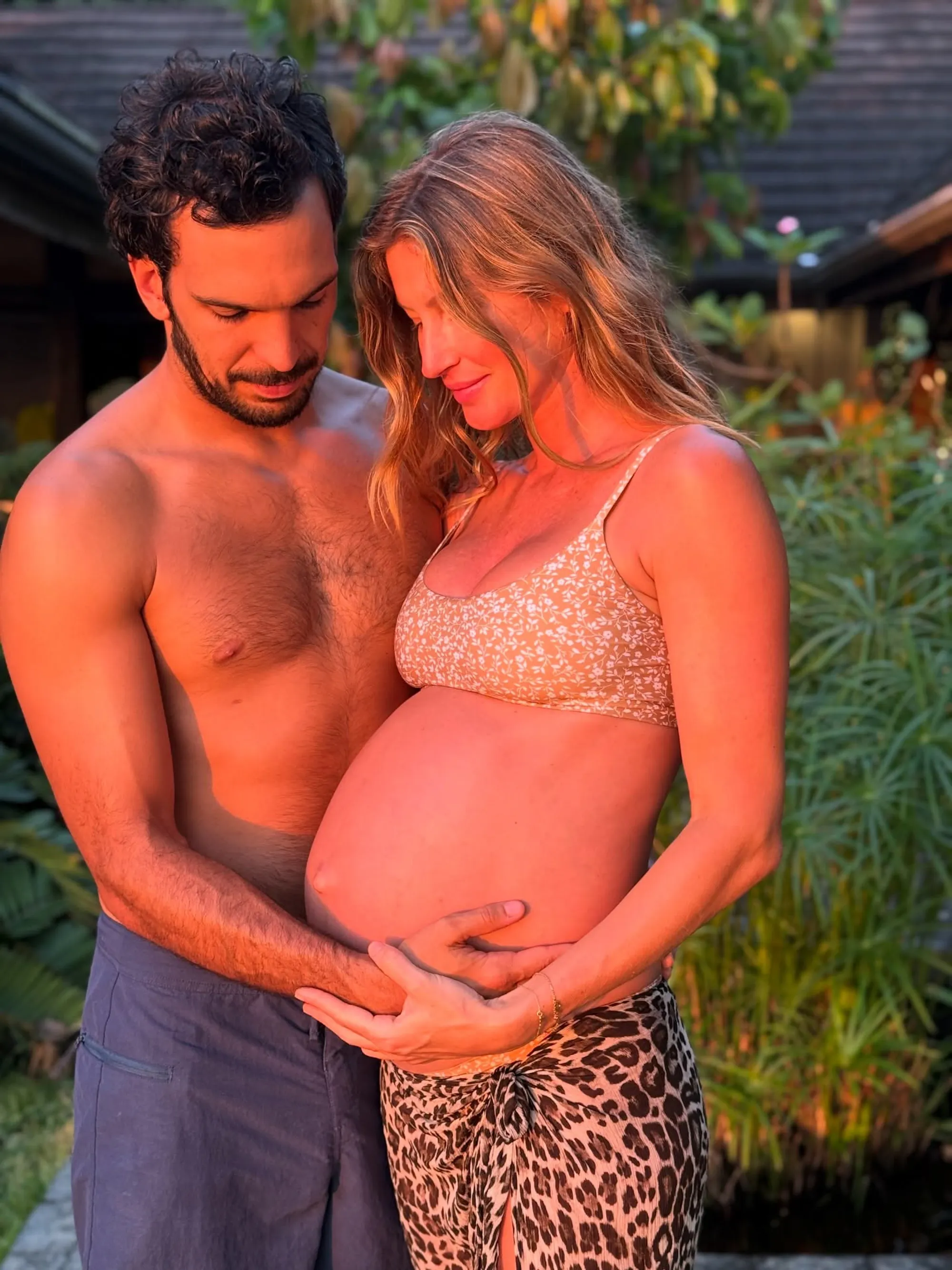 Gisele Bündchen and Joaquim Valente posing with Bündchen's baby bump.