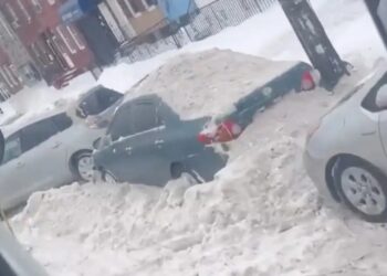 Laughing Philadelphia worker ‘intentionally’ plows snow onto parked cars after Winter Storm Fern in viral video: ‘Happy snow day, motherf–kers’