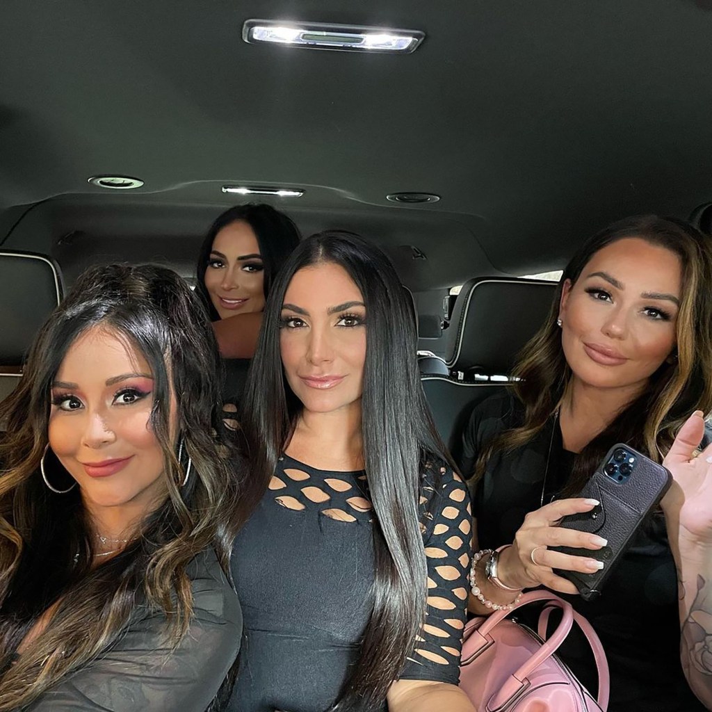 Four women, including Snooki and Jenni 