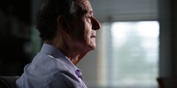 He’s telling his story onstage even as Alzheimer’s takes his memories