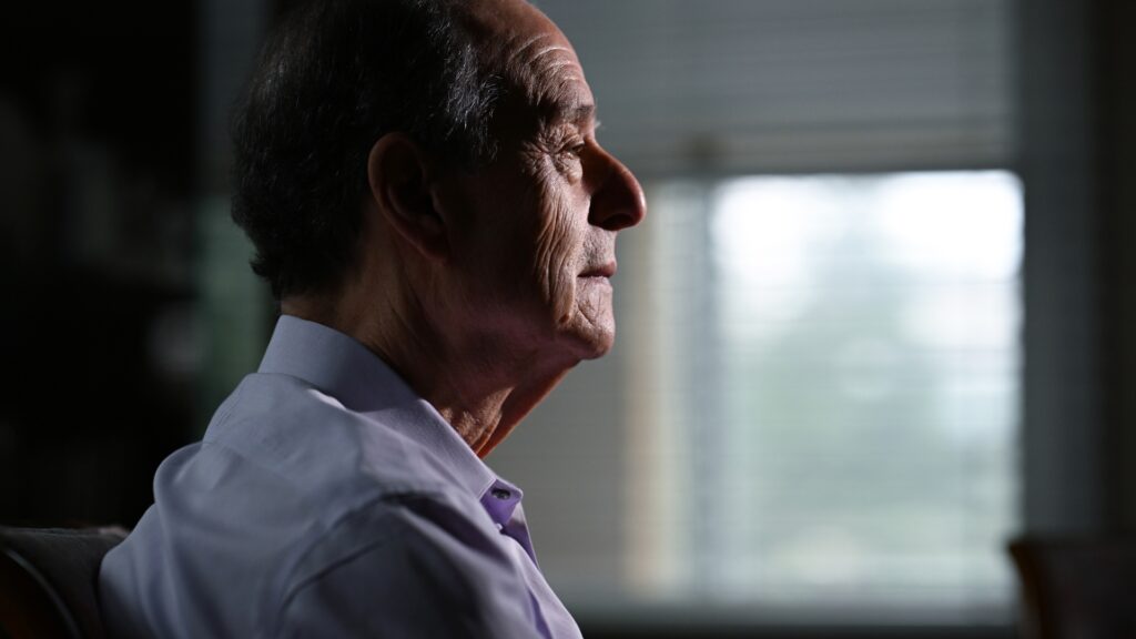 He’s telling his story onstage even as Alzheimer’s takes his memories