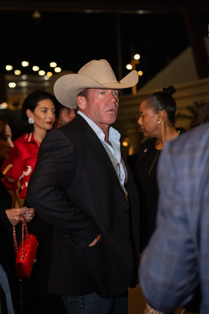 Taylor Sheridan arrives to the Saul 