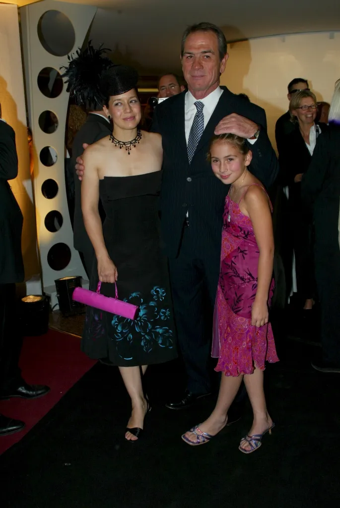 Tommy Lee Jones with his wife and daughter at the premiere of 'Men in Black 2' in Paris.