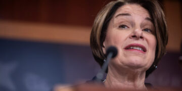 Klobuchar delays governor campaign launch as border patrol killing upends Minnesota