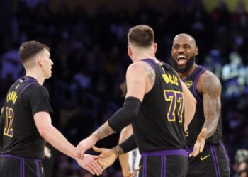 Lakers takeaways: Jake LaRavia sets the tone in starting lineup during win over Grizzlies