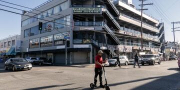 Immigration sweep rattles L.A.’s Fashion District, deepening fears and slumping sales