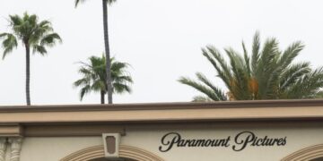 Paramount extends tender offer deadline to woo Warner shareholders as proxy fight heats up