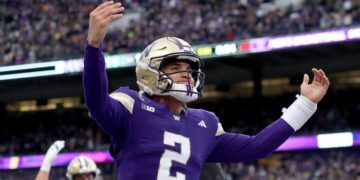 Demond Williams Jr. calls a reverse, decides to remain at Washington rather than transfer