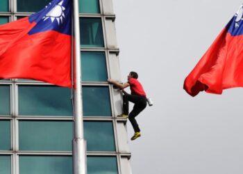 California-born rock climber Alex Honnold reaches top of Taipei 101 skyscraper without ropes
