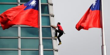 California-born rock climber Alex Honnold reaches top of Taipei 101 skyscraper without ropes