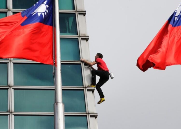 California-born rock climber Alex Honnold reaches top of Taipei 101 skyscraper without ropes