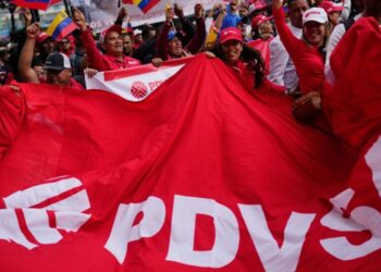 Venezuelan lawmakers vote to ease state grip on oil, abandoning a key socialist tenet