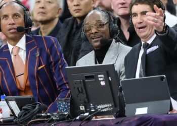 Snoop Dogg hilariously keeps pace with furious Steve Kerr’s ejection-producing rant