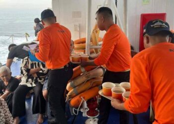 Ferry with more than 350 aboard sinks off southern Philippines; at least 15 dead