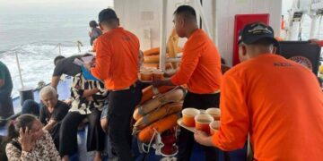 Ferry with more than 350 aboard sinks off southern Philippines; at least 15 dead