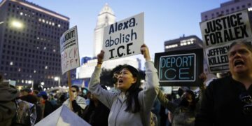 Peaceful protest over Minneapolis shooting begins in downtown Los Angeles; Bass assails ICE